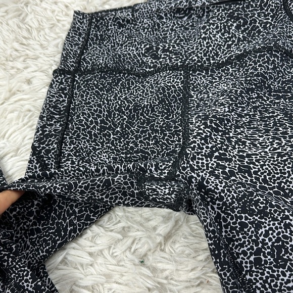 Lululemon In Movement Tight 25" *Everlux Polar Shift Ice Grey Black - Picture 2 of 4